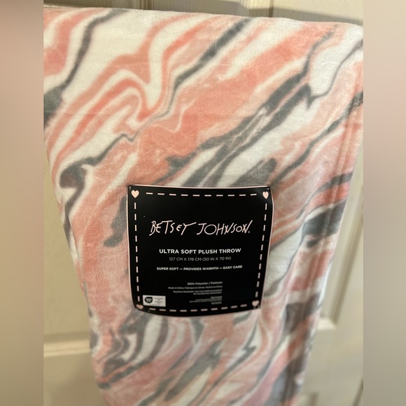 🩷🩷NWT-BETSEY JOHNSON SUPER SOFT ULTRA PLUSH THROW BLANKET🩷🩷 - Picture 3 of 8
